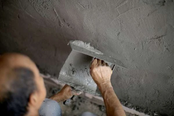 цементная штукатурка на стене